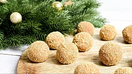 Medovníkové kuličky: Na tohle nepečené cukroví stačí jen 3 ingredience a 10 minut času. Zvládnout se dá i v polední pauze