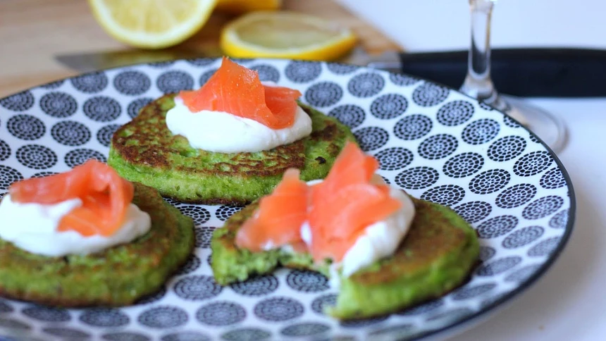 Jak poznat v obchodě kvalitního uzeného lososa? Roli hraje barva i označení na obalu, všímat si musíme i metody uzení
