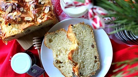 Jak uplést vánočku z osmi pramenů? S podrobným videonávodem je to hračka a vánočka bude kralovat svátečnímu stolu