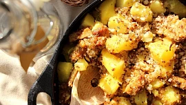 Staročeská specialita hunc: Tradiční skromné jídlo z brambor a krup voní česnekem i majoránkou a snadno se připravuje