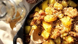 Staročeská specialita hunc: Tradiční skromné jídlo z brambor a krup voní česnekem i majoránkou a snadno se připravuje