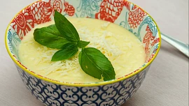 Slovenská polenta aneb Kukuričanka: Výborná je jak sladká s cukrem a skořicí, tak slaná s bryndzou a osmaženou slaninou