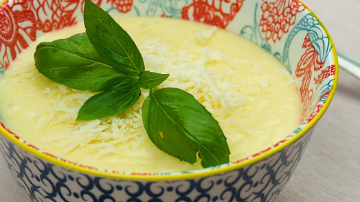 Slovenská polenta aneb Kukuričanka: Výborná je jak sladká s cukrem a skořicí, tak slaná s bryndzou a osmaženou slaninou