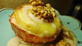 Plněná pečená jablka: Nadívaná ochuceným tvarohem a polévaná omáčkou z kysané smetany chutnají skvěle