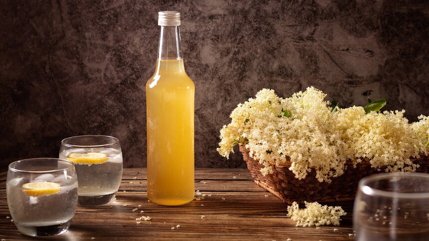 Bezový sirup jako od babičky: O výsledku rozhoduje už sběr květů. Jedna běžná chyba ho připraví o vůni