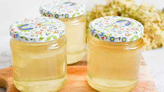 Sezona bezu je tu: Takhle snadno si z něj připravíte voňavý a léčivý sirup, který chutná jak od babičky