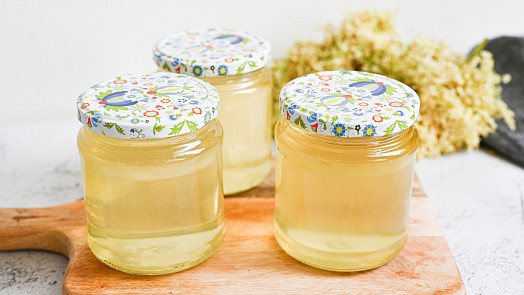 Sezona bezu je tu: Takhle snadno si z něj připravíte voňavý a léčivý sirup, který chutná jak od babičky