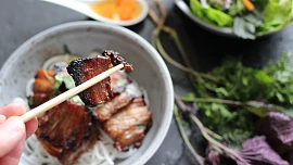 Grilovaný bůček po asijsku: Křupavé maso se sladkokyselou chutí voní citronovou trávou a je neskutečně šťavnaté