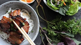 10 nejoblíbenějších asijských specialit: Připravte si čínskou křehkou kachnu, vietnamskou polévku phở bò i japonské sushi!