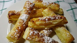 Rychlé jablečné tyčinky: Listové těsto skvěle doplní jablečná přesnídávka a snadný dezert lehce zvládne i začátečník nebo děti