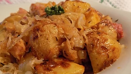 Brambory se zelím a slaninou pečené v sáčku ušetří čas i nádobí a chutnají fantasticky