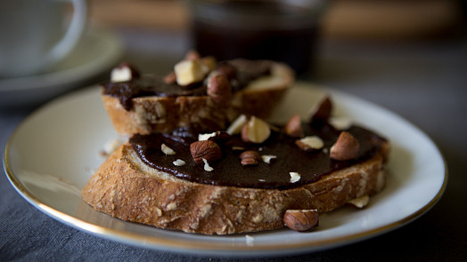 Domácí nutella je levnější než kupovaná, má větší obsah ořechů a k naplnění cukroví je jak stvořená