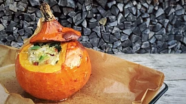 Pečená plněná dýně hokkaido: Masová náplň se pomalu dusí pod dýňovou pokličkou a se sýrem chutná fantasticky