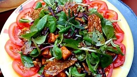 Čím vyšperkovat veganské saláty? Chuť pozvedne ořechová strouhanka nebo asijská tamari omáčka