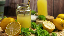 Voňavý smrkový sirup léčí různé neduhy, ale báječný je i do osvěžující limonády. Stačí dvě ingredience a příprava je snadná