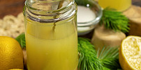 Voňavý smrkový sirup a med, to je jarní síla lesa ve sklenici: Právě teď je čas vyrazit na sběr mladých výhonků