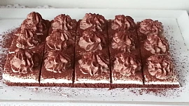 Nadýchané řezy šmórin se šlehačkou a zakysanou smetanou: Připravíte je snadno i bez vážení a pochutná si na nich každý