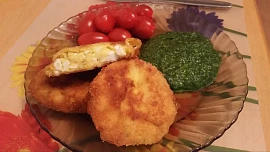 Karbanátky z vařených vajec a strouhaného sýra jsou překvapivě báječně šťavnaté, typickou chuť a vůni dodá majoránka