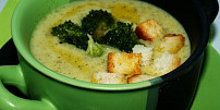 Brokolicová polévka s voňavou zeleninou a aromatickým sýrem překvapí skvělou chutí a krémovou konzistencí