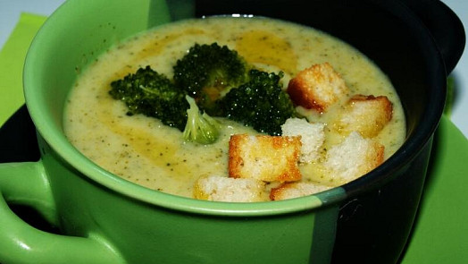 Brokolicová polévka s voňavou zeleninou a aromatickým sýrem překvapí skvělou chutí a krémovou konzistencí