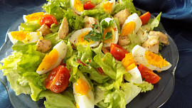 7 nejlepších obědových salátů pro léto 2022: Se šunkou, lučinou nebo pečeným masem skvěle chutnají a zasytí na dlouho