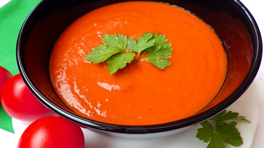 Polévka z pečených rajčat je snadná na přípravu. Stačí správně upečená zralá rajčata a bylinky, chutná teplá i studená
