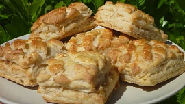 Škvarkové pagáče mají maďarský původ. Toto pečivo se hodí připravit o masopustu i dalších slavnostních událostech