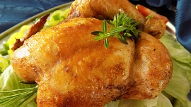 Devadesátky jsou zpátky: Kuře pečené na soli bylo dříve hitem a svou šťavnatostí zaujme i dnes, když víte, jak na to