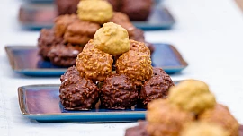 Pražské koule, recept na slavný retro zákusek s krémem uvnitř a čokoládou zvenku z pořadu Peče celá země