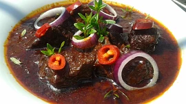 Pečený guláš z hovězích líček: Aby bylo maso jemné a šťavnaté, nesmí se příprava uspěchat a pomůže i jeden trik