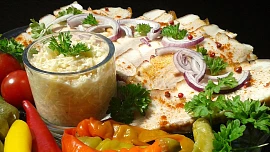 Vejmrda aneb jablečný křen: Oblíbený dip k ovaru je nejlepší z červených jablek, chuť mu dodá vývar