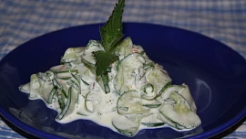 Polský okurkový salát mizeria voní koprem a v létě báječně osvěží. Smetana a citron dodají jemnou a lehce nakyslou chuť