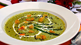 3 zelené jarní polévky báječně chutnají: Jemná z kopřiv s cibulkou, rychlá ze špenátu s česnekem a svěží z chřestu s hráškem