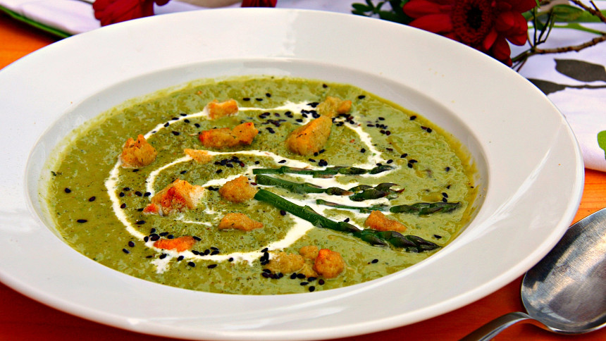 3 zelené jarní polévky báječně chutnají: Jemná z kopřiv s cibulkou, rychlá ze špenátu s česnekem a svěží z chřestu s hráškem
