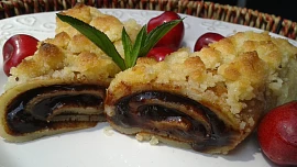 Zapečené palačinky na sladko: Výtečné jsou s povidly a drobenkou, nebo s tvarohem a jablky, děti je budou milovat