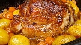 Pomalu pečená vepřová plec s bramborami a mrkví: Šťavnaté maso s křupavou kůrkou a lahodnou přílohou z jednoho pekáče