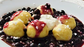 Tvarohové noky se žahourem jsou hotové do 20 minut a chutnají fantasticky. Borůvková omáčka se dá zahustit strouhaným perníkem