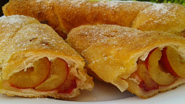 Smažené rohlíky: Stačí přidat tvarohovou náplň s ovocem a i ze starých vykouzlíte skvělou sladkou snídani