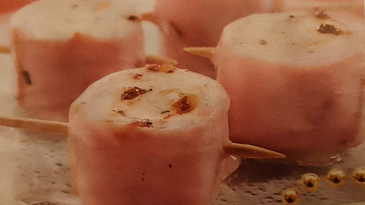 Šunkovo-sýrové roládičky zpestří každou oslavu. Díky malému triku s aspikem vypadají opravdu efektně