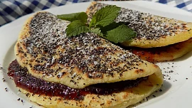 Sladká podzimní trojka: Bramborové placky plněné švestkami a sypané mákem nádherně voní a nejlepší jsou ještě teplé