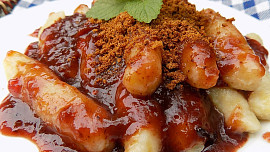 Bramborové šišky s mákem jsou klasikou školních jídelen: S povidlovou omáčkou a posypané strouhankou jsou ale ještě lepší