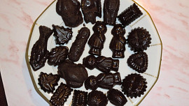 Retro cukroví: Sandokanovy oči ze tří vrstev, domácí čokoláda ve formičkách nebo falešné Ferrero Rocher přijdou k chuti i dnes