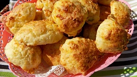 Sýrové bochánky bez kynutí: V báječně křehkých a nadýchaných chuťovkách nesmí chybět výrazný sýr a koření