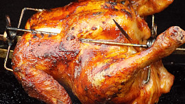 Jak na perfektní kuře na grilu: Pět osvědčených tipů, aby bylo šťavnaté a mělo křupavou kůrku. Důležitá je marináda i správná teplota grilu