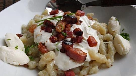 Jak na nejlepší slovenské halušky? Zapomeňte na vejce a brambory raději nestrouhejte!