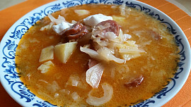 Zelňačka z hlávkového zelí překvapí: Jemnější chuť, rychlá příprava a tipy, jak ji zahustit i dochutit