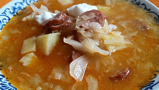 Zelňačka z hlávkového zelí překvapí: Jemnější chuť, rychlá příprava a tipy, jak ji zahustit i dochutit