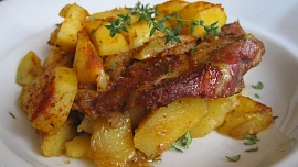 Voňavé bylinkové brambory s krkovičkou: Šťavnaté maso s přílohou z jednoho pekáče okouzlí bohatou chutí a snadnou přípravou