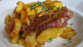Bylinkové brambory s krkovičkou z jednoho pekáčku: Rychlý a snadný oběd provoní slanina i čerstvé bylinky