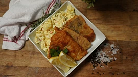 Jak na nejlepší řízky z kapra? Opatrně s citronem a taky pozor na správný druh a množství tuku v pánvi